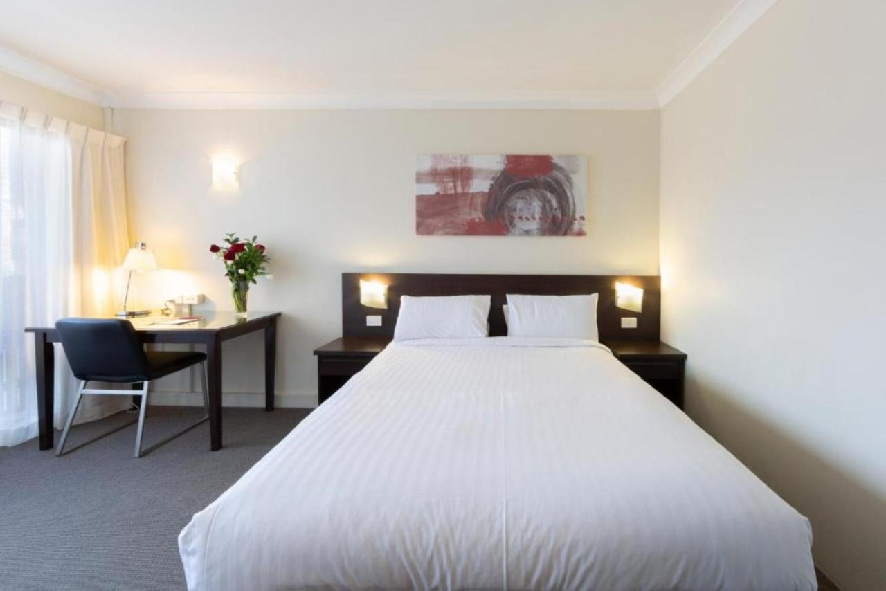 Ibis Styles Canberra Tall Trees Exterior photo