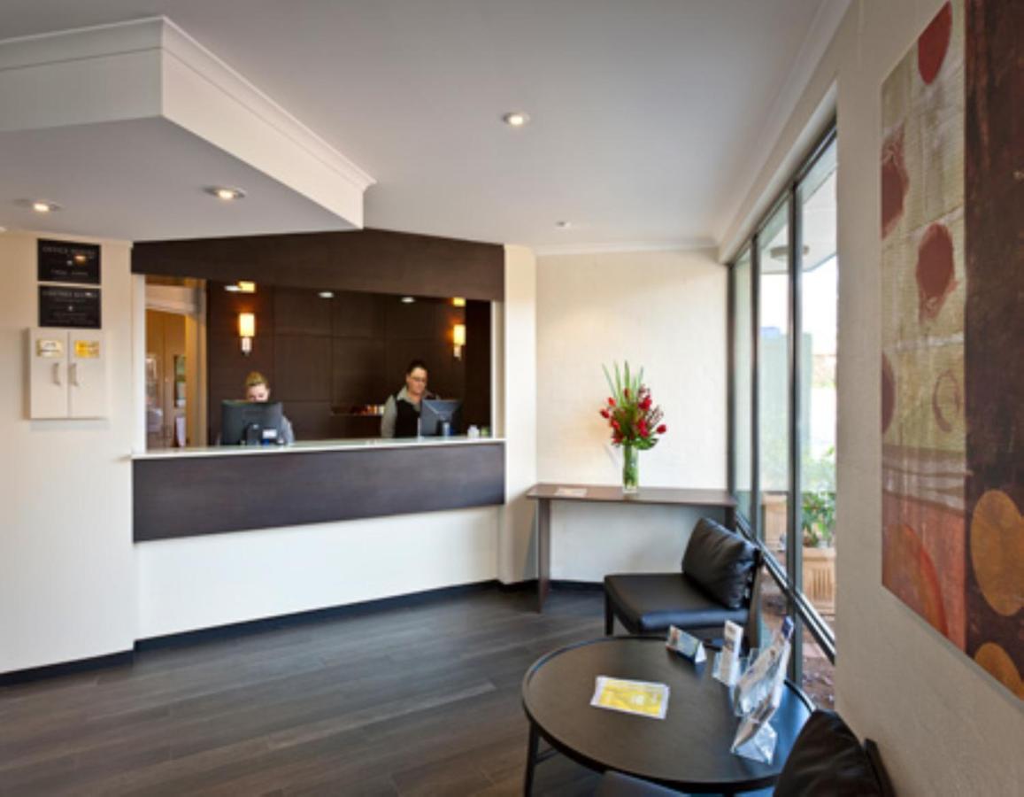 Ibis Styles Canberra Tall Trees Exterior photo