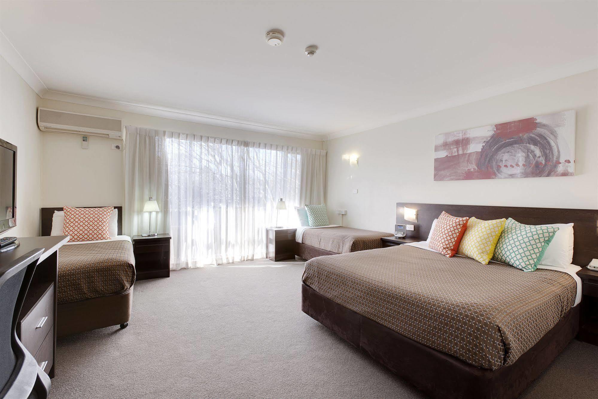 Ibis Styles Canberra Tall Trees Exterior photo