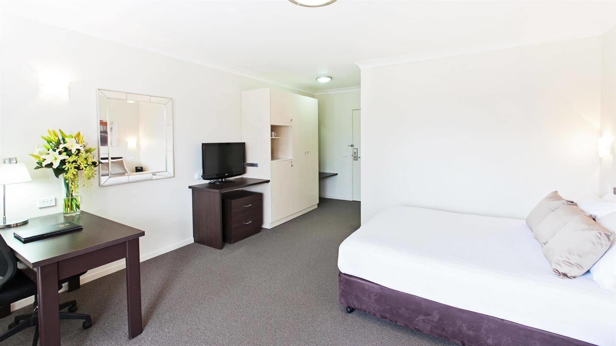 Ibis Styles Canberra Tall Trees Exterior photo
