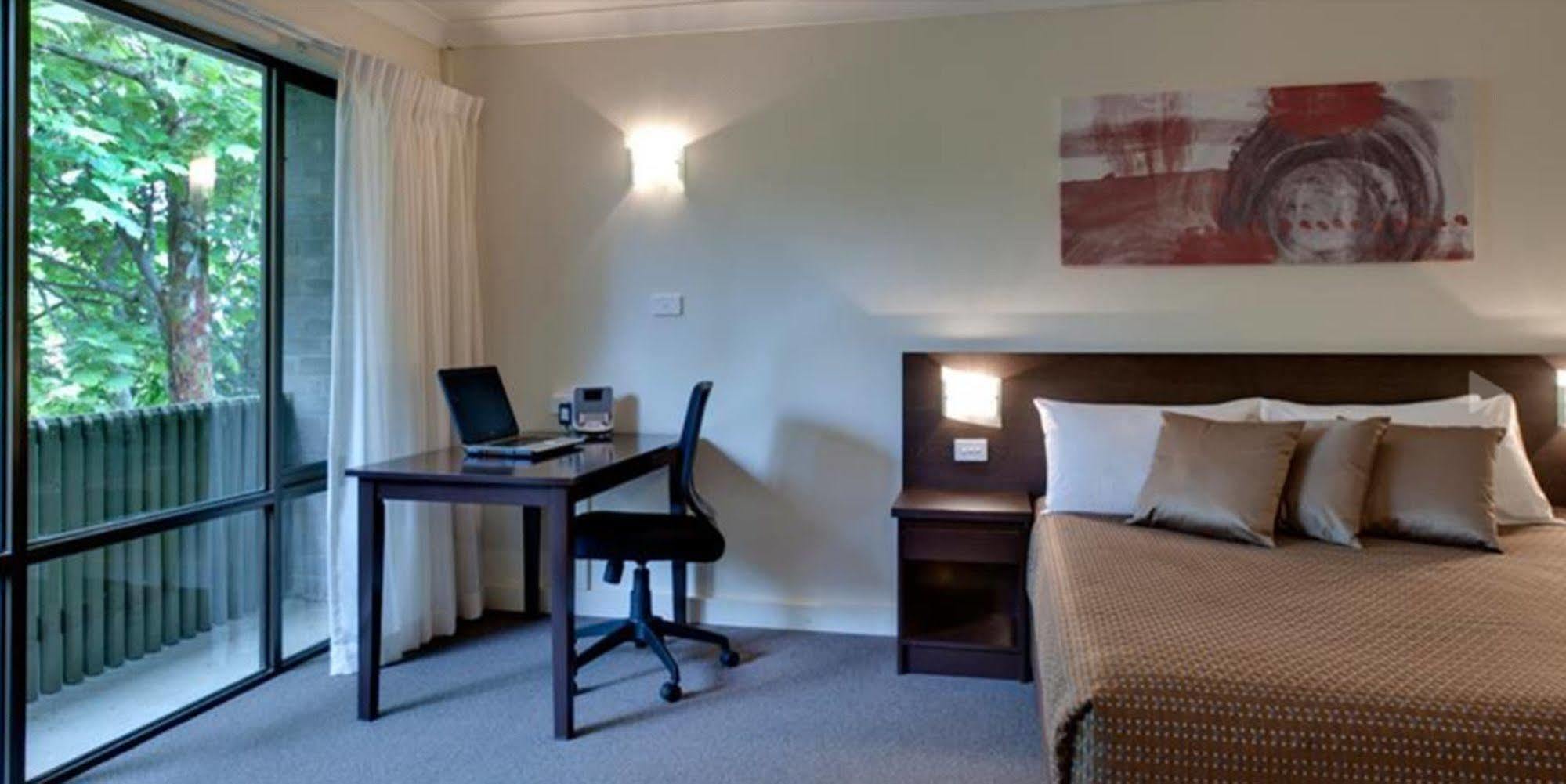 Ibis Styles Canberra Tall Trees Exterior photo