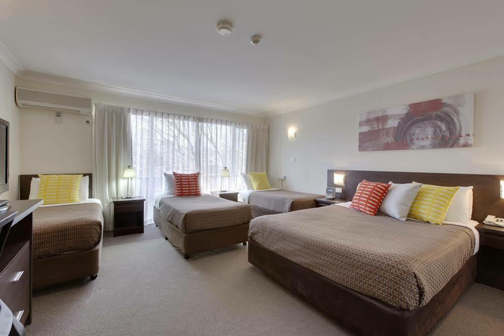 Ibis Styles Canberra Tall Trees Exterior photo