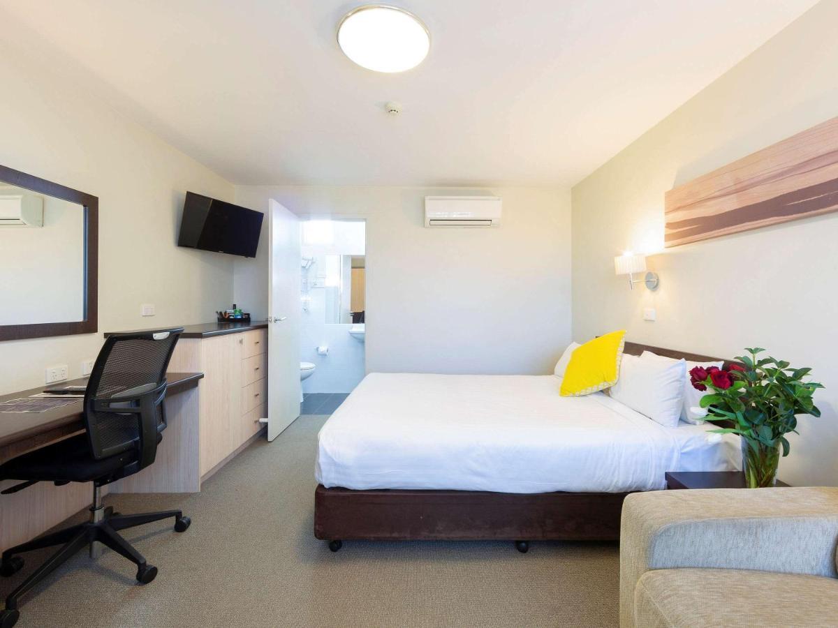 Ibis Styles Canberra Tall Trees Exterior photo