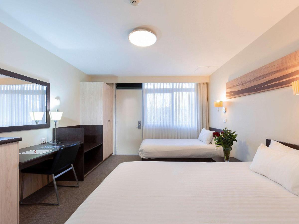 Ibis Styles Canberra Tall Trees Exterior photo