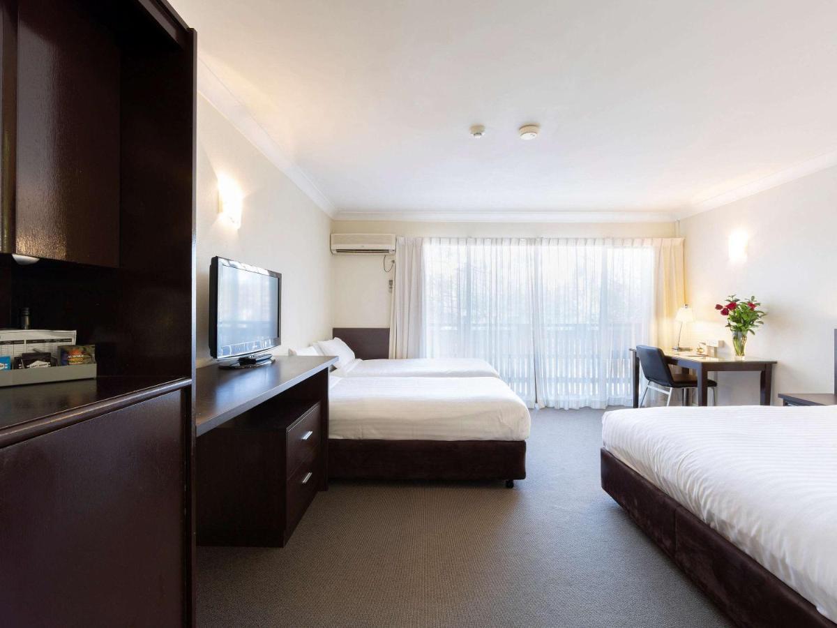 Ibis Styles Canberra Tall Trees Exterior photo