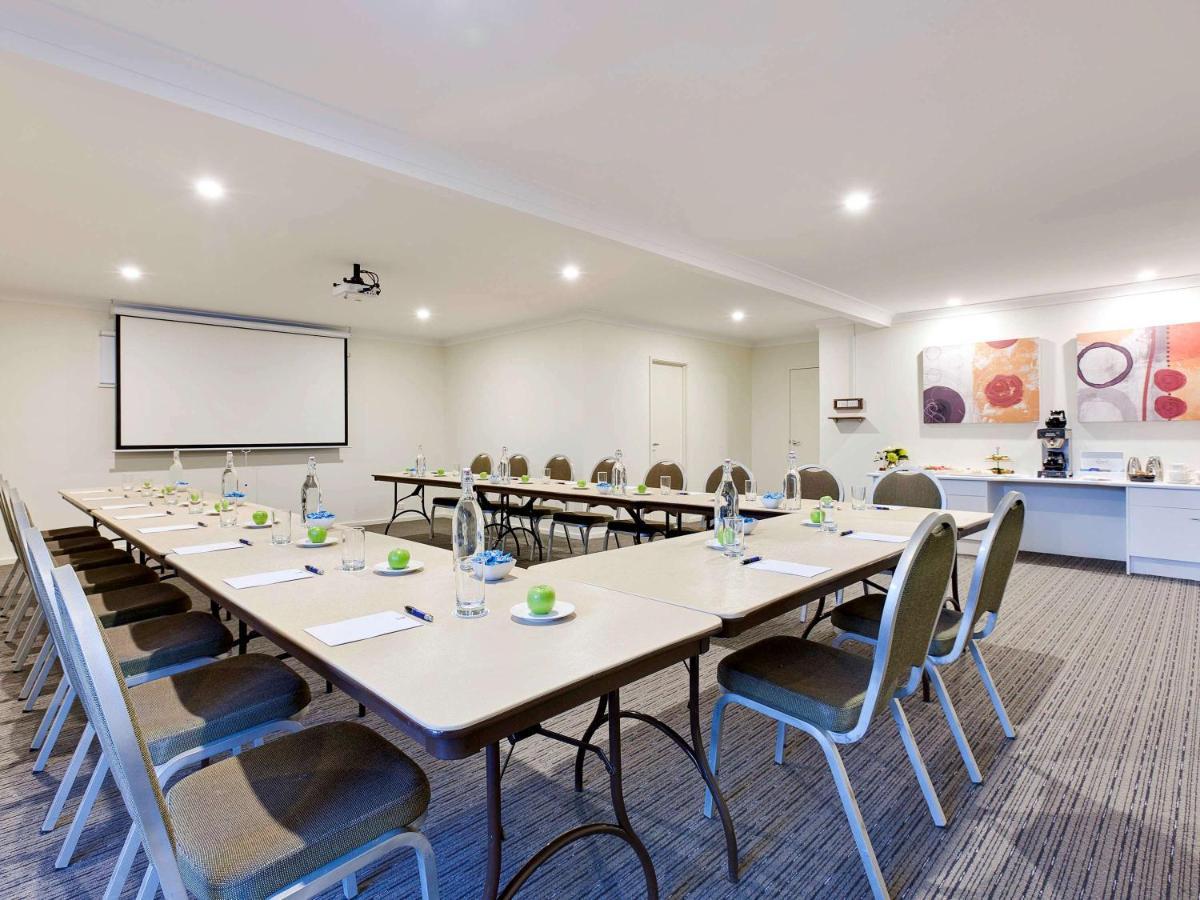 Ibis Styles Canberra Tall Trees Exterior photo