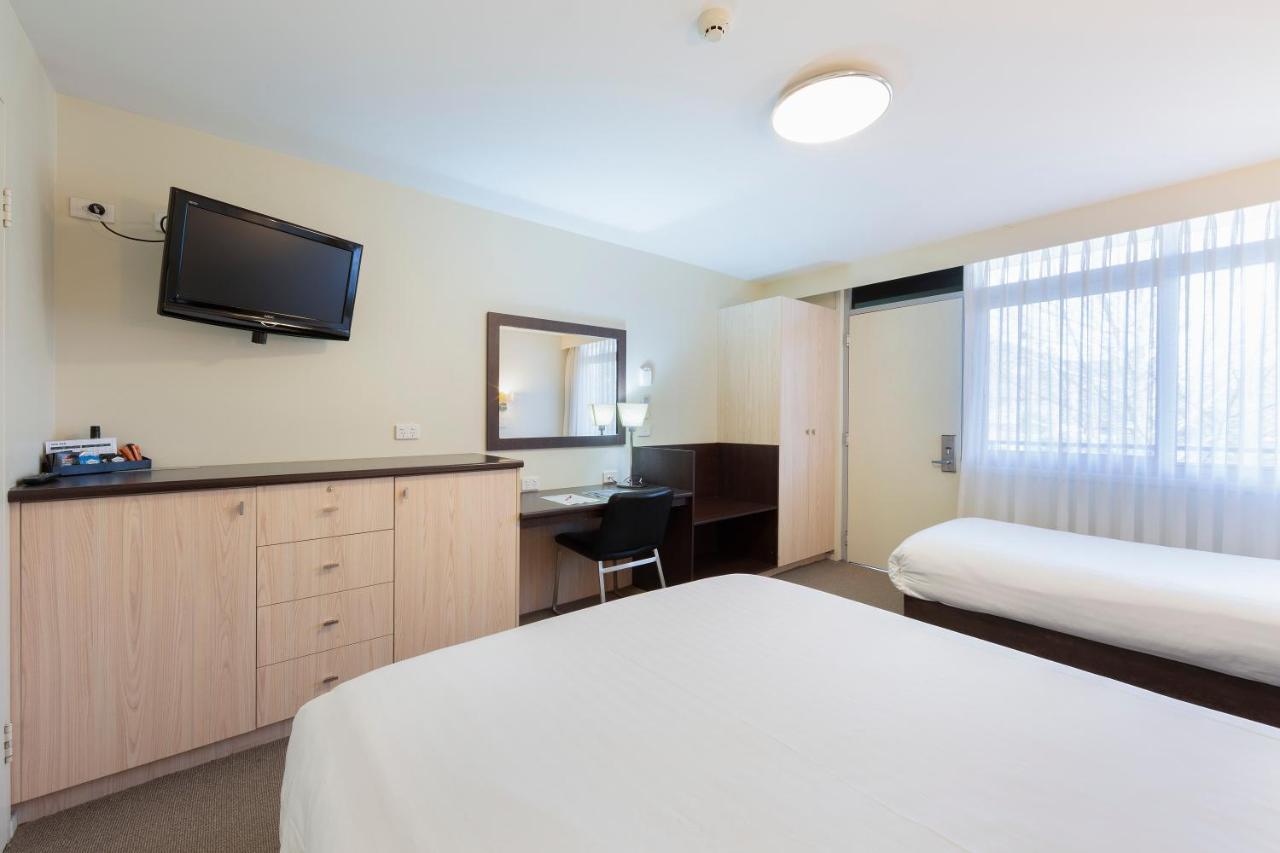 Ibis Styles Canberra Tall Trees Exterior photo